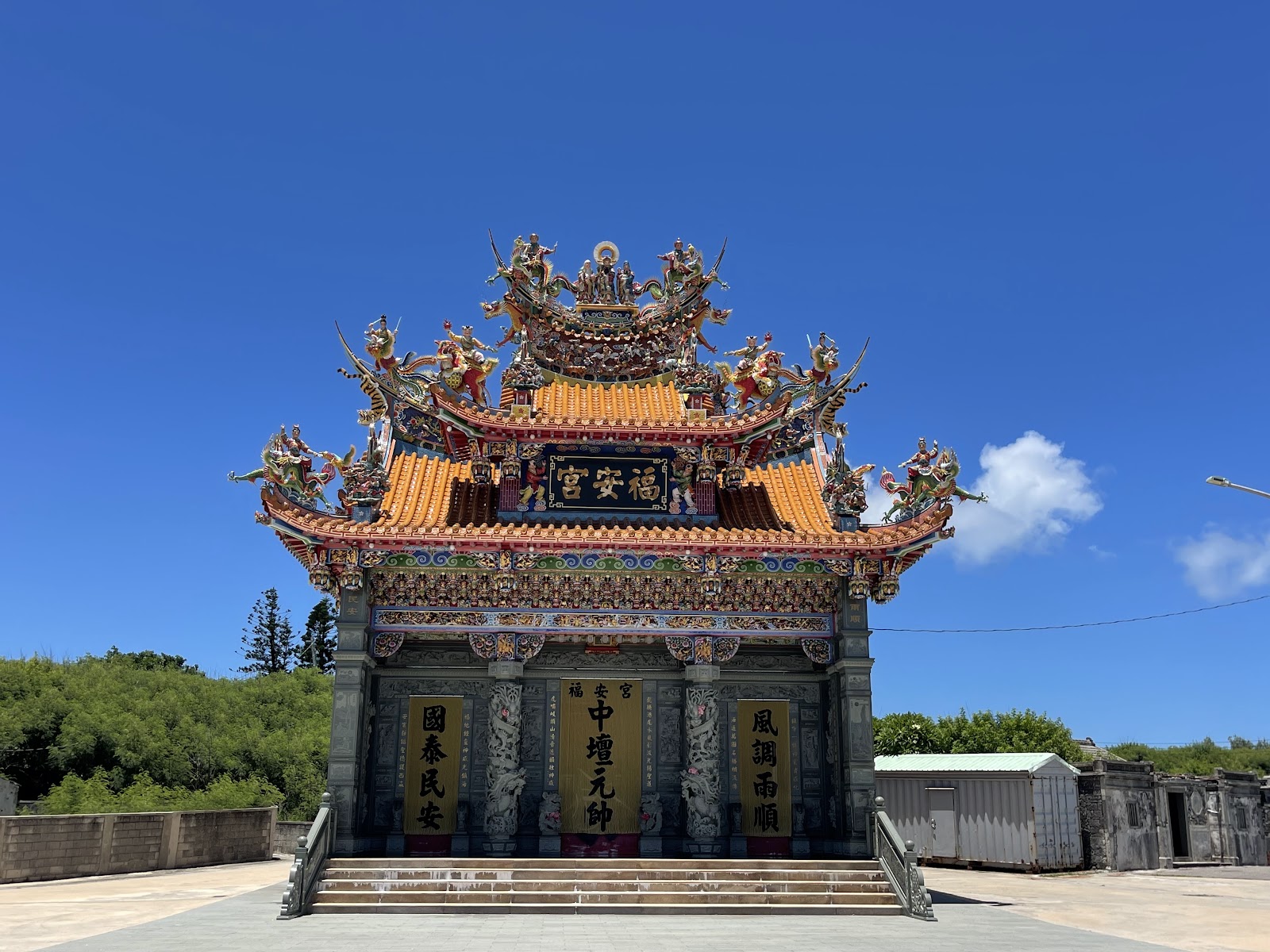 鎮海福安宮「福安宮」金字牌匾與精美剪黏屋脊，在藍天下格外搶眼
