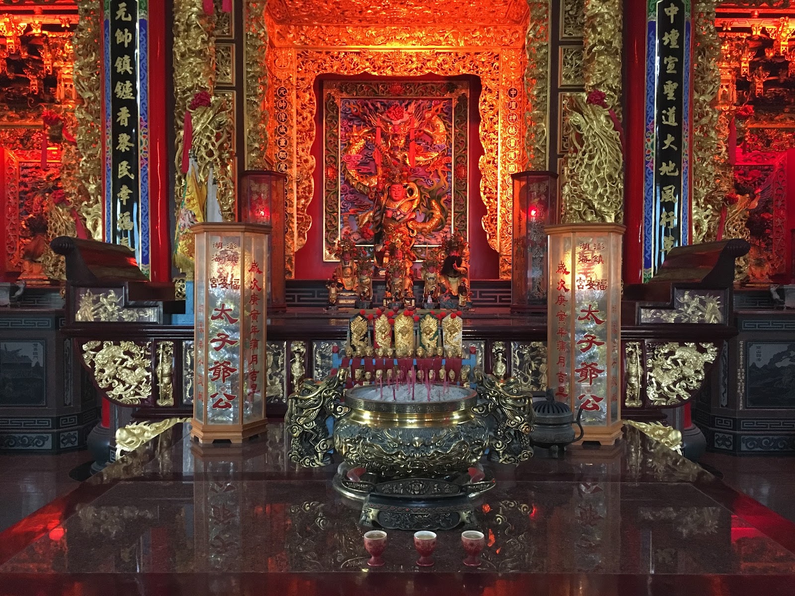 內殿金碧輝煌的主神龕，紅底金字「太子爺公」燈柱莊嚴肅穆
