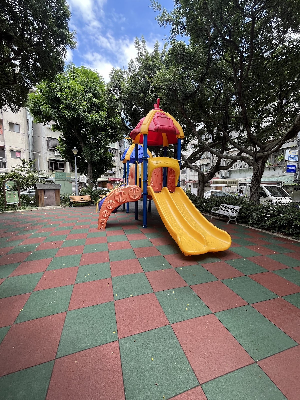 直安公園紅黃配色溜滑梯