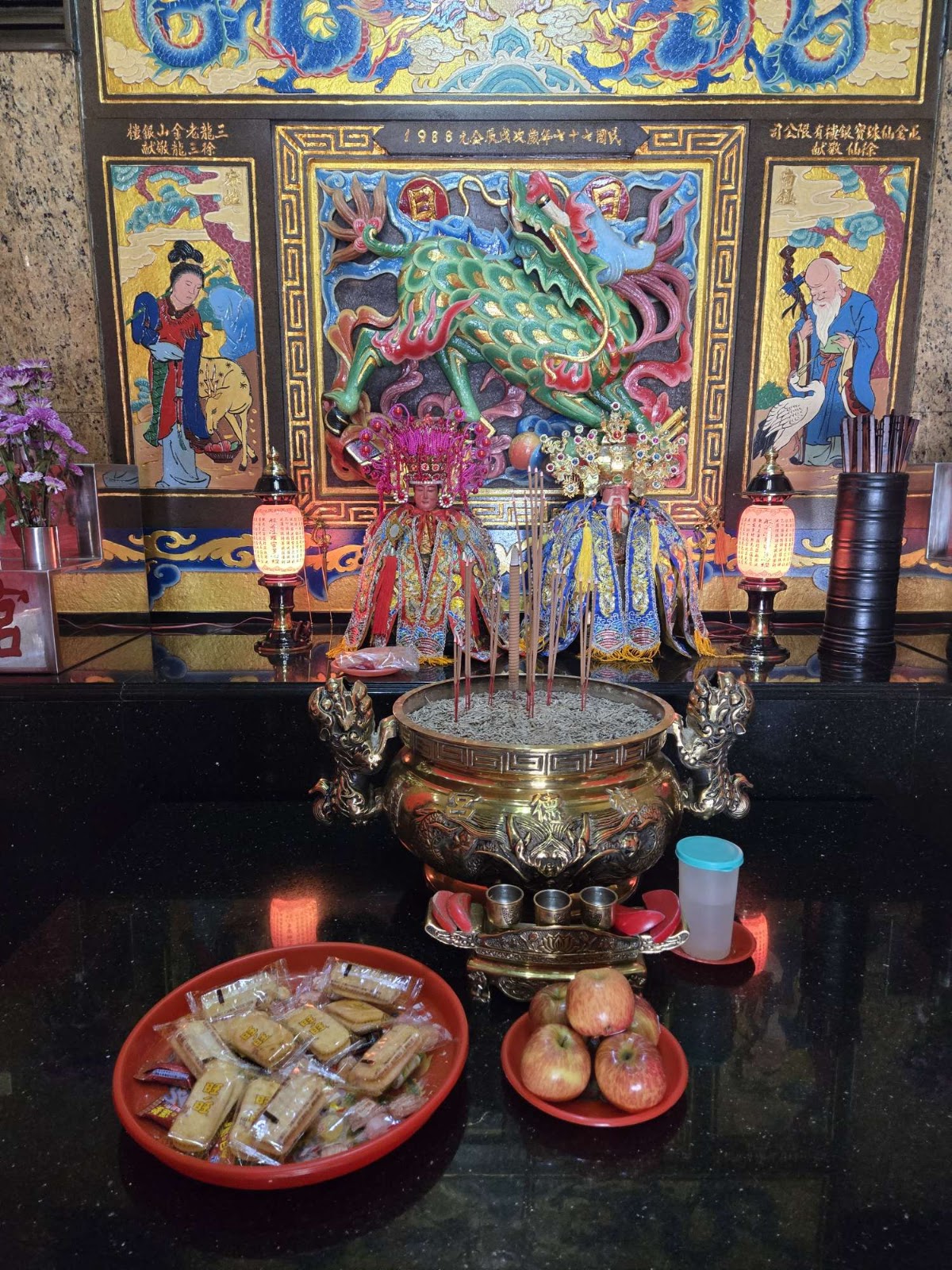 廟內福德正神與土地婆神像莊嚴莊重,案前供品與香火鼎盛