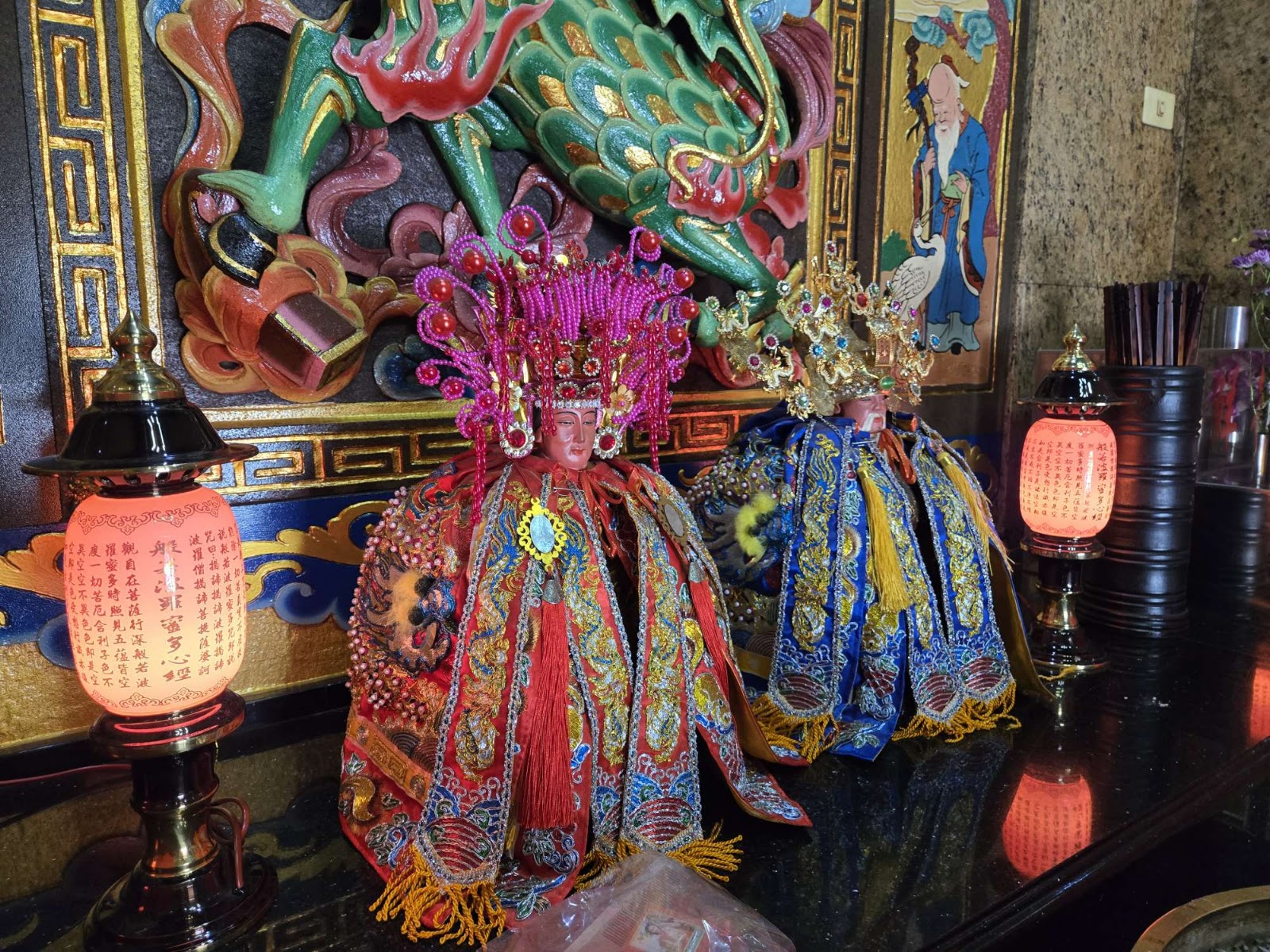 福德正神與土地婆神像身著華麗鳳冠霞帔,雕工精細動人