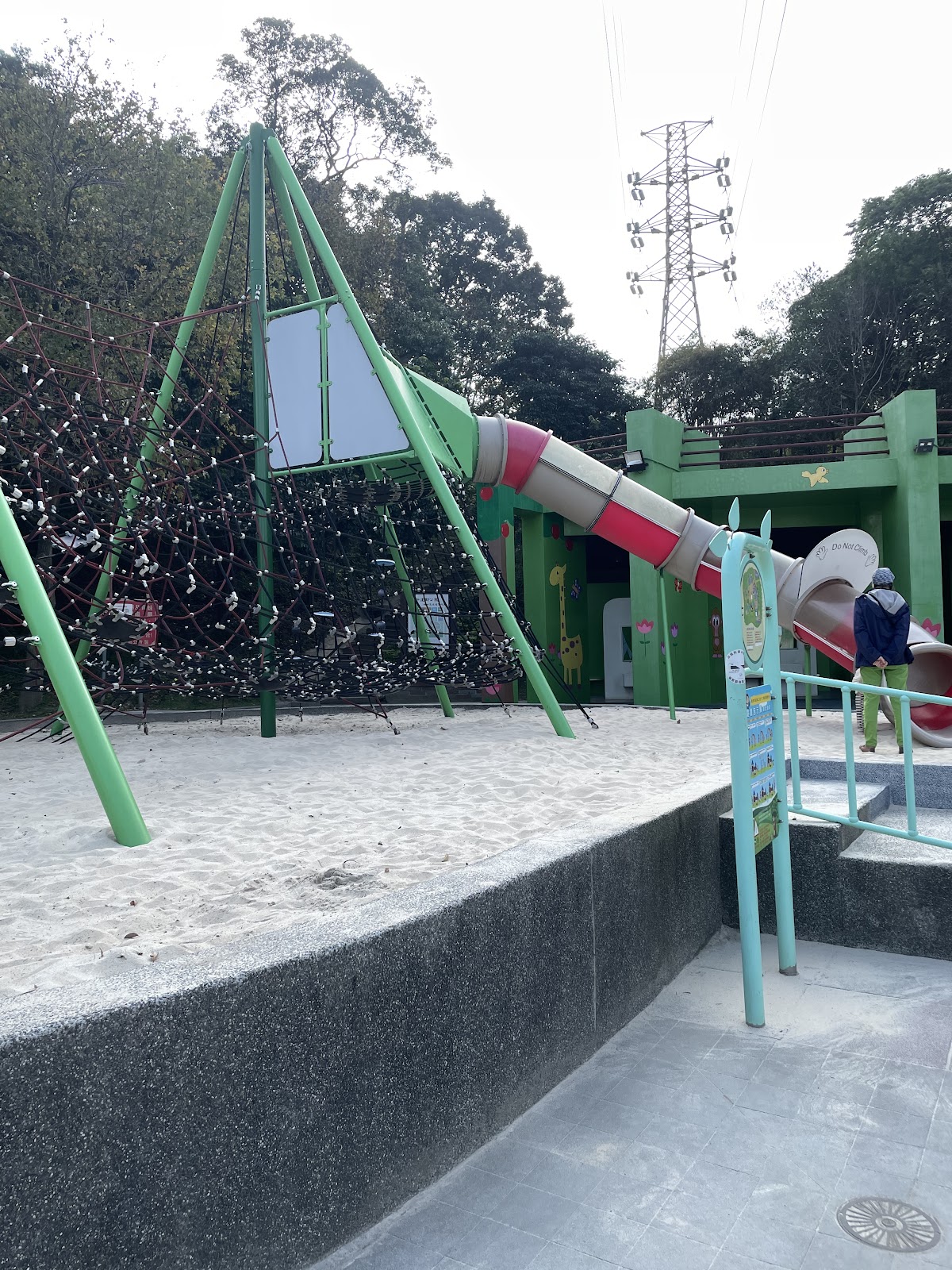 繽紛大型繩網攀爬遊具與螺旋溜滑梯,是錦和運動公園裡最受歡迎的兒童遊戲區