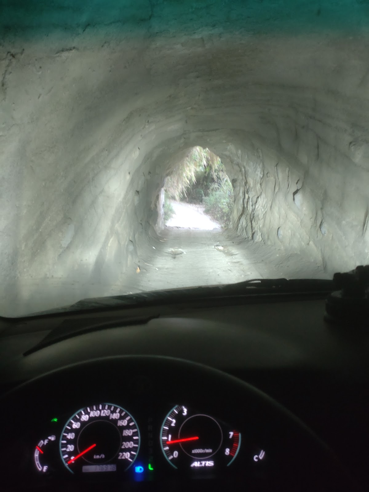 車內視角望向隧道內部磚拱