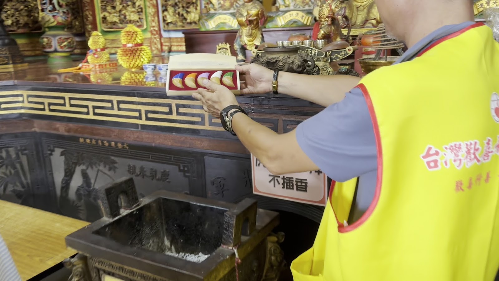 志工示範五色杯擲筊求發財金