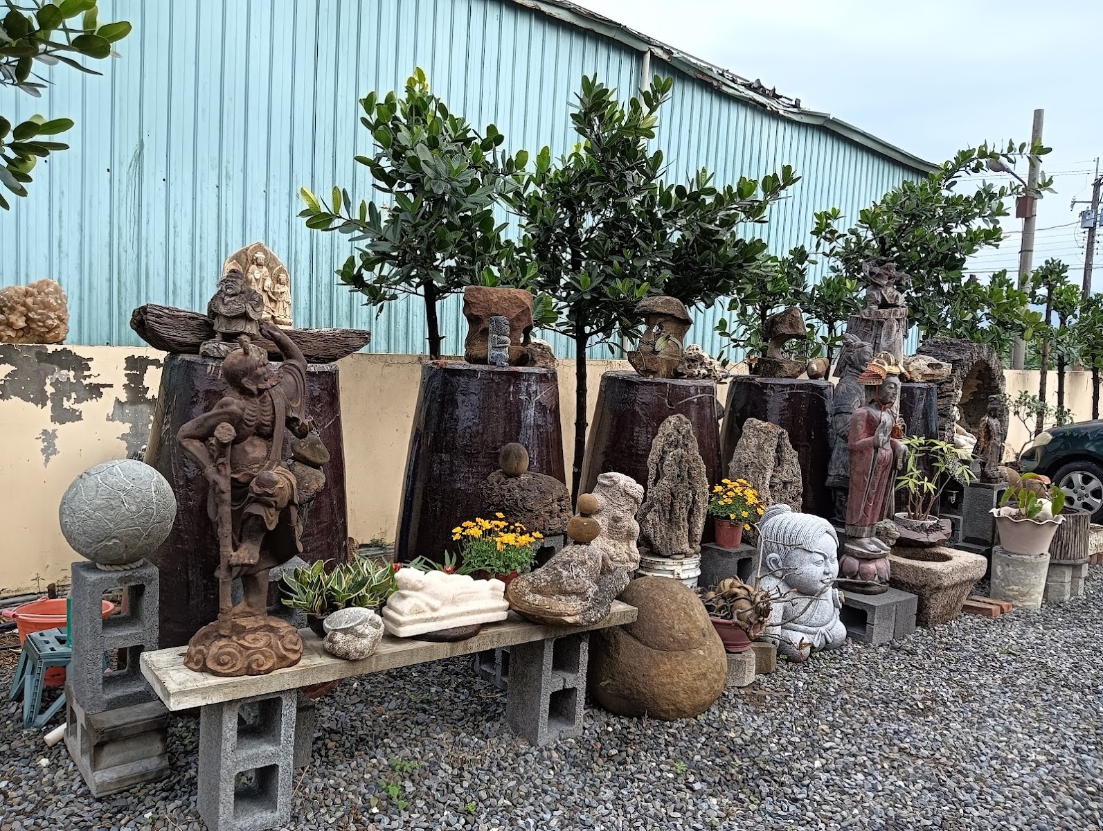 廟旁文物市集展示老石雕與陶甕盆栽