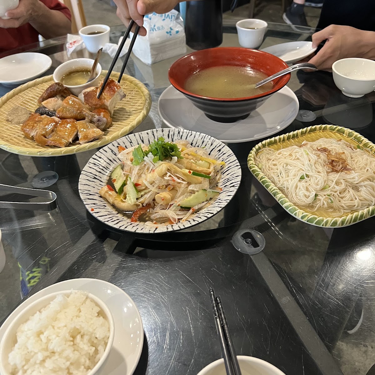 招牌甕烤雞與砂鍋魚頭湯合菜一桌