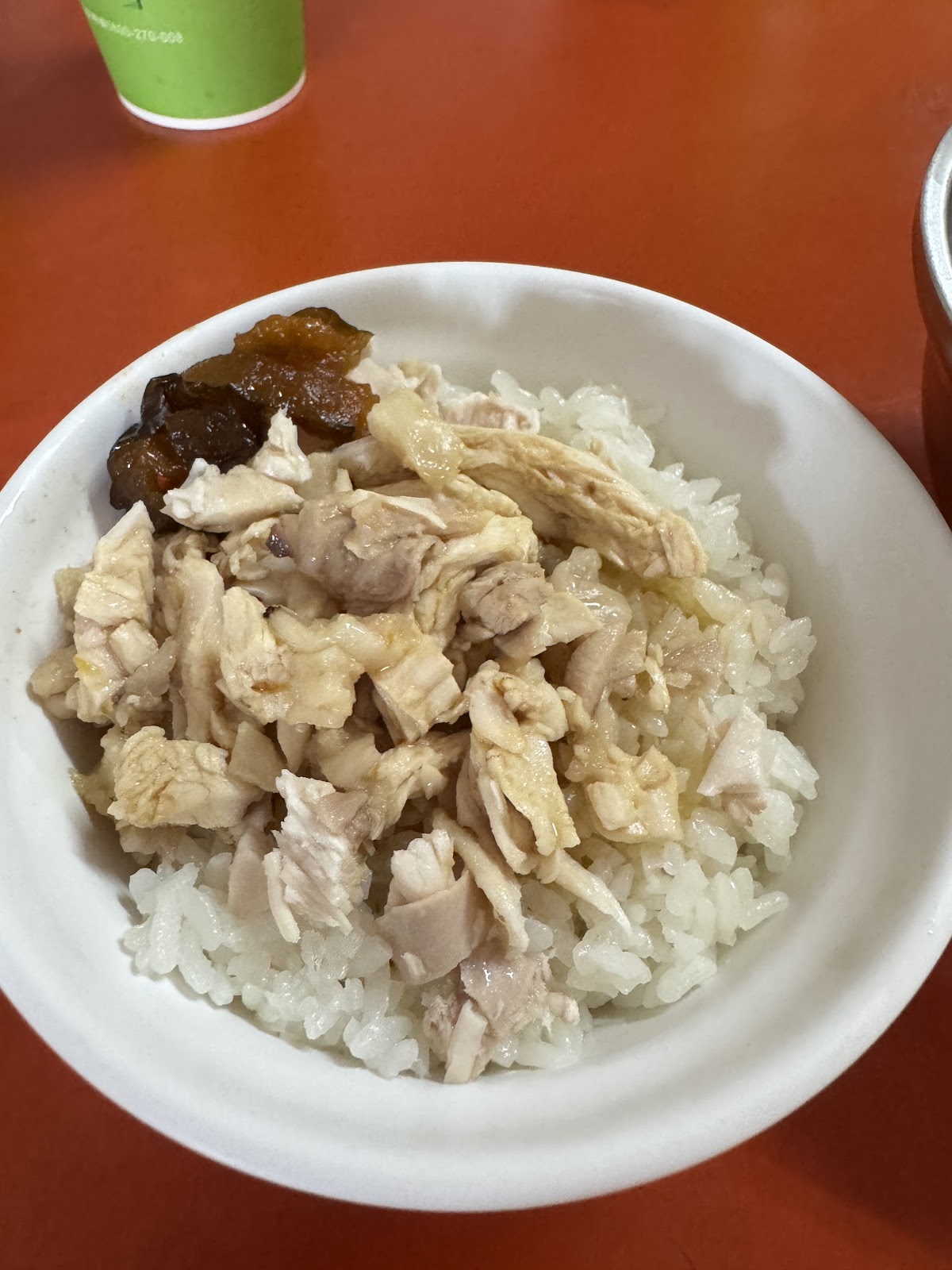 白瓷碗裝盛火雞肉片飯淋上雞油醬汁
