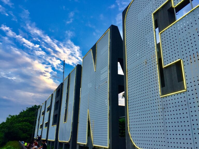 虎仔山基隆地標KEELUNG字樣看板傍晚特寫