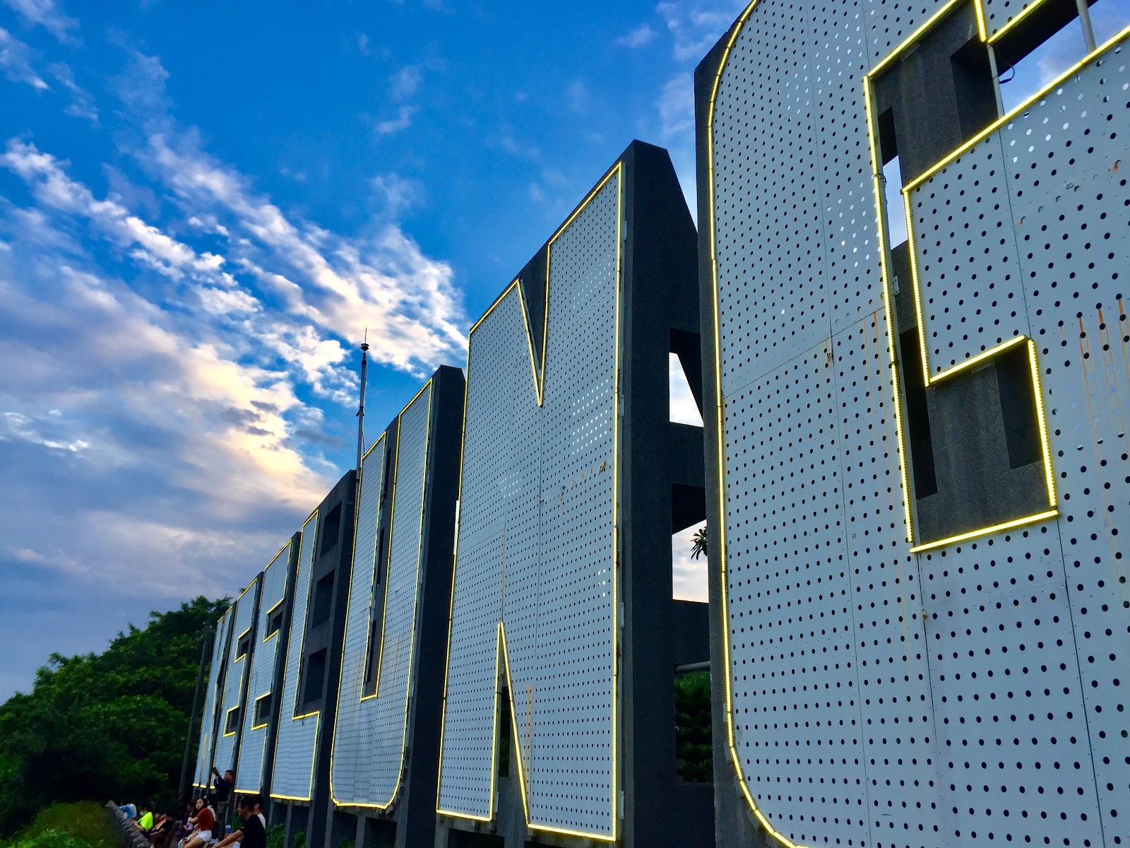 虎仔山基隆地標KEELUNG字樣看板傍晚特寫