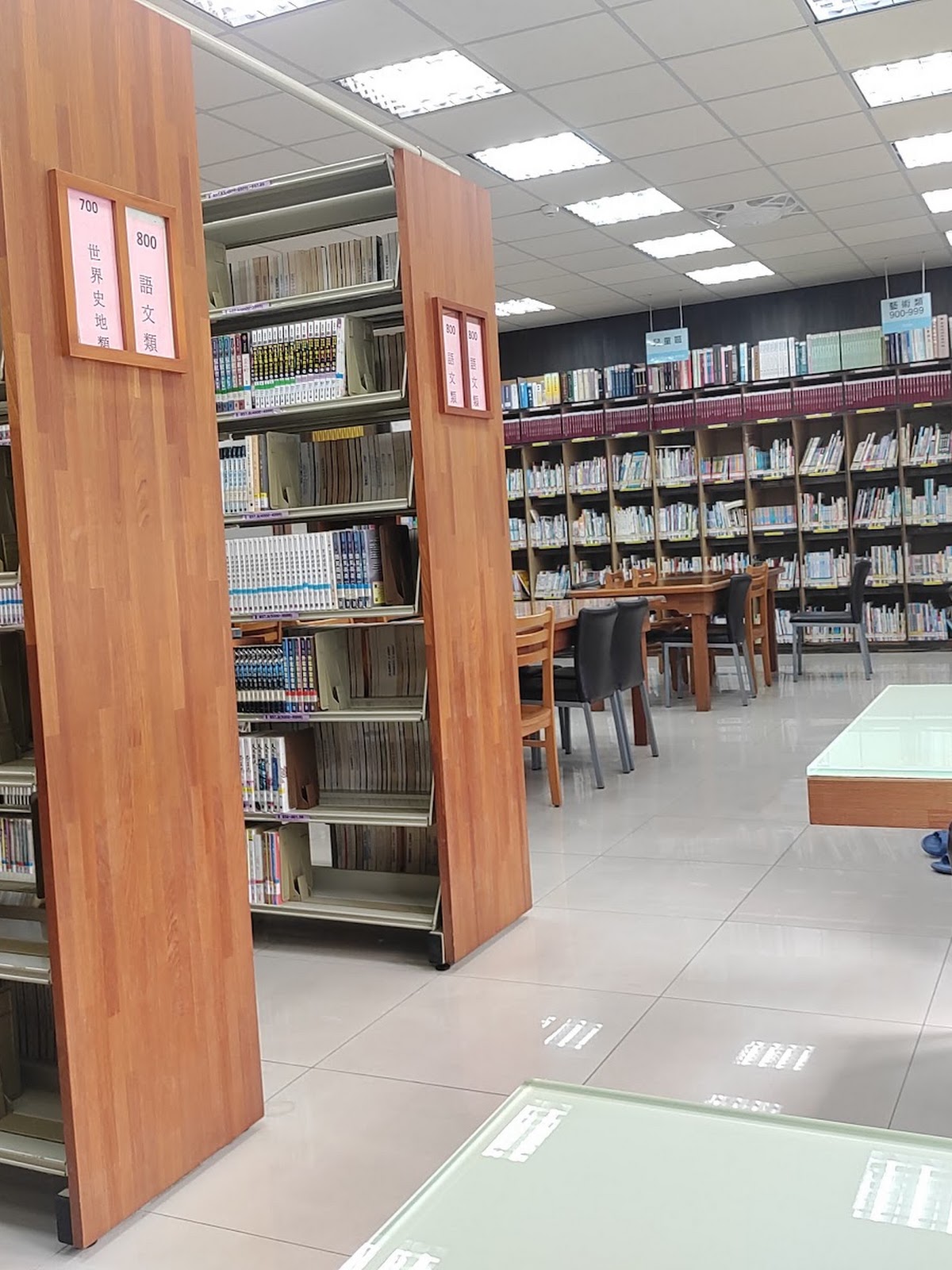 圖書館中山分館館內書架走道