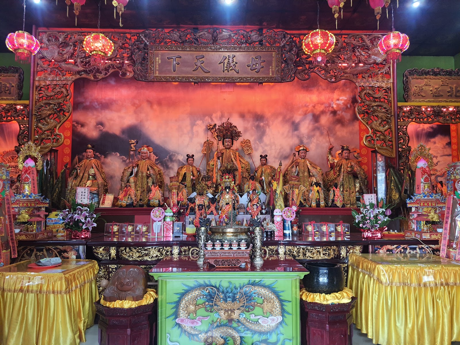 青龍山慈尊宮主殿神像金碧輝煌全景