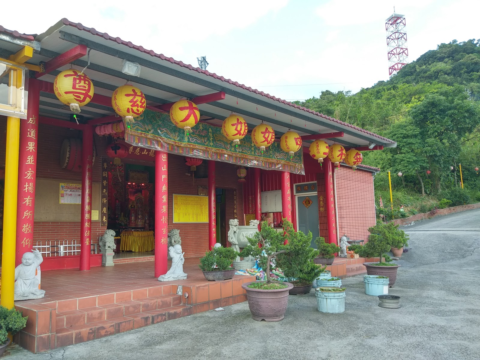 青龍山慈尊宮外觀紅柱黃燈籠