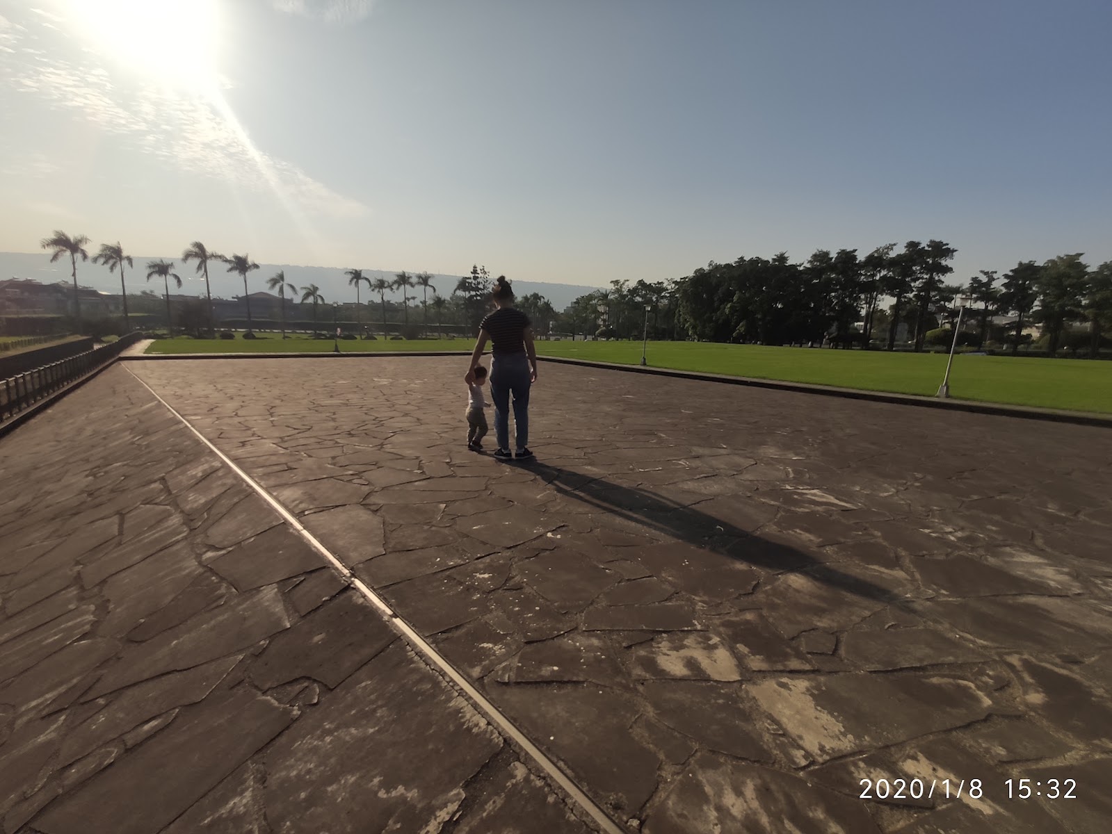 九二一重建感恩紀念公園石板廣場黃昏親子背影