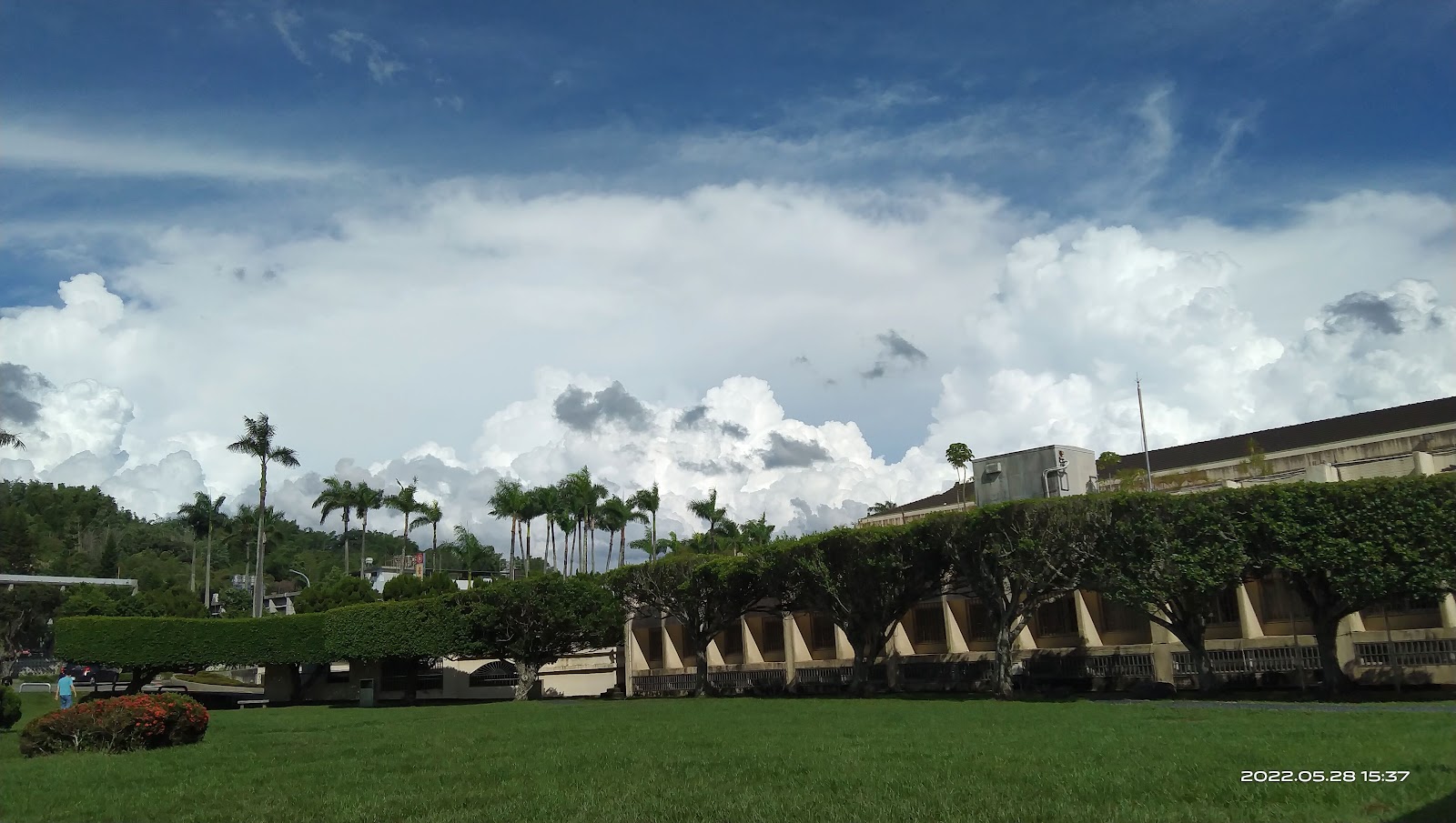 中興新村親情公園大草坪與迴廊建築