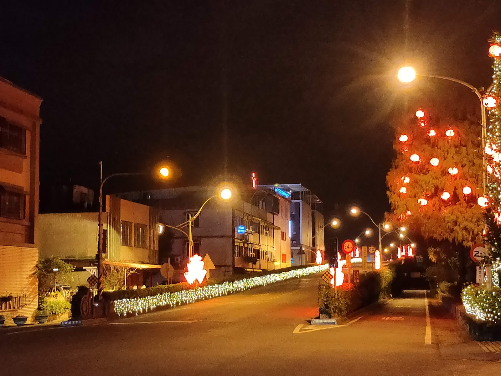 壯圍鄉公所前街道夜間紅燈籠與聖誕樹造型燈飾