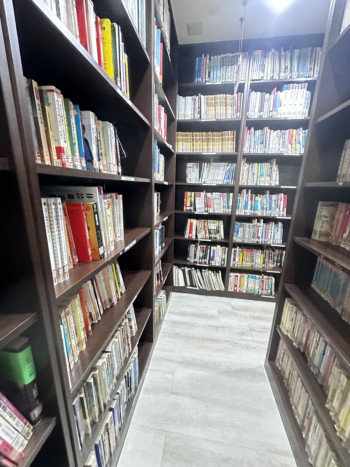 壯圍鄉立圖書館書架走道,木質書架與整齊排列的書籍