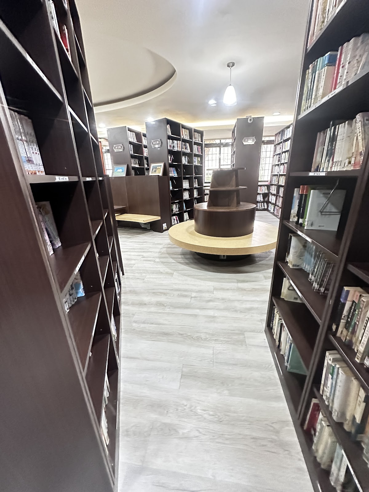 壯圍鄉立圖書館圓形閱讀區,書架環繞中央圓桌座椅