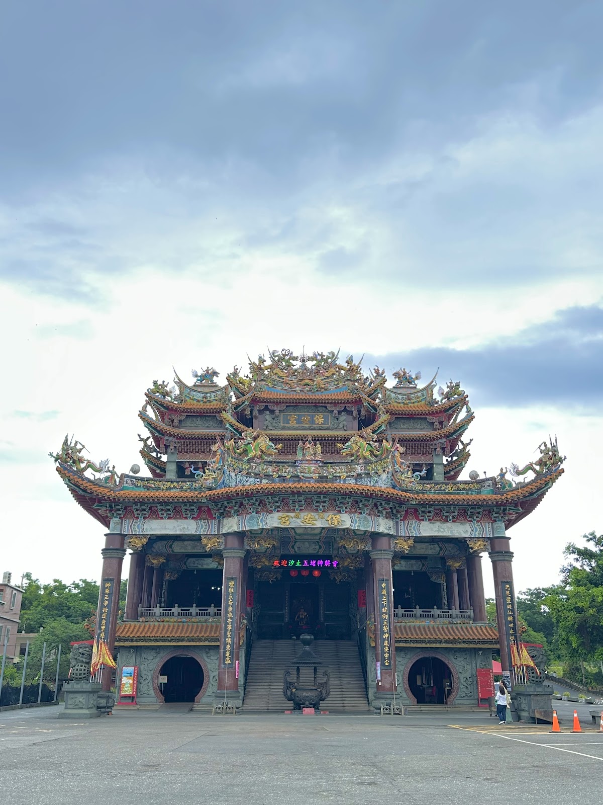壯圍過嶺保安宮正立面全景,雕工精細的燕尾脊屋頂與龍柱