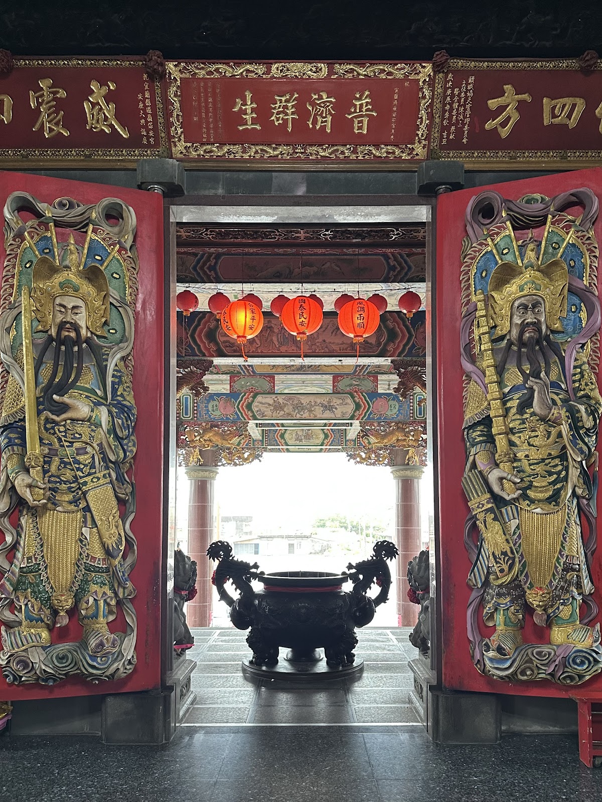 壯圍過嶺保安宮廟門兩側巨幅門神彩繪,紅燈籠高掛內殿