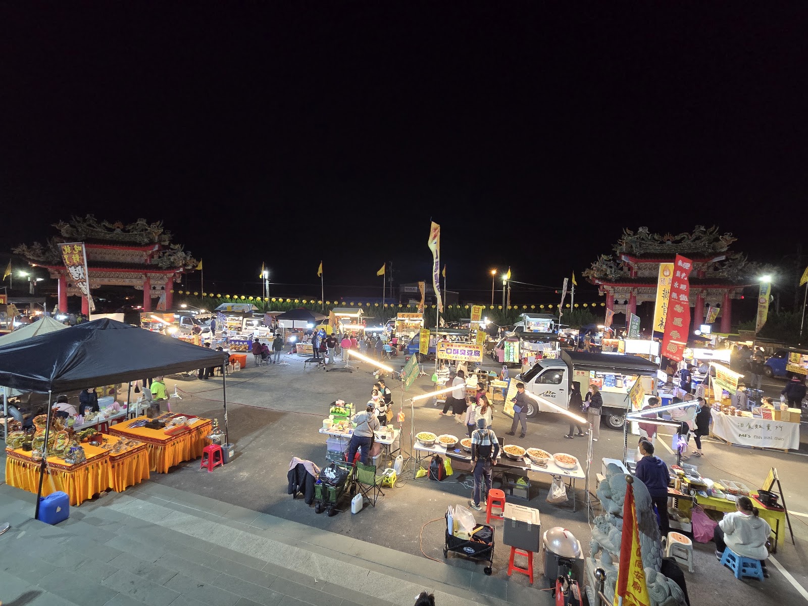 同安廟口夜市高處俯瞰全景,廟宇牌樓與整排攤位燈火通明