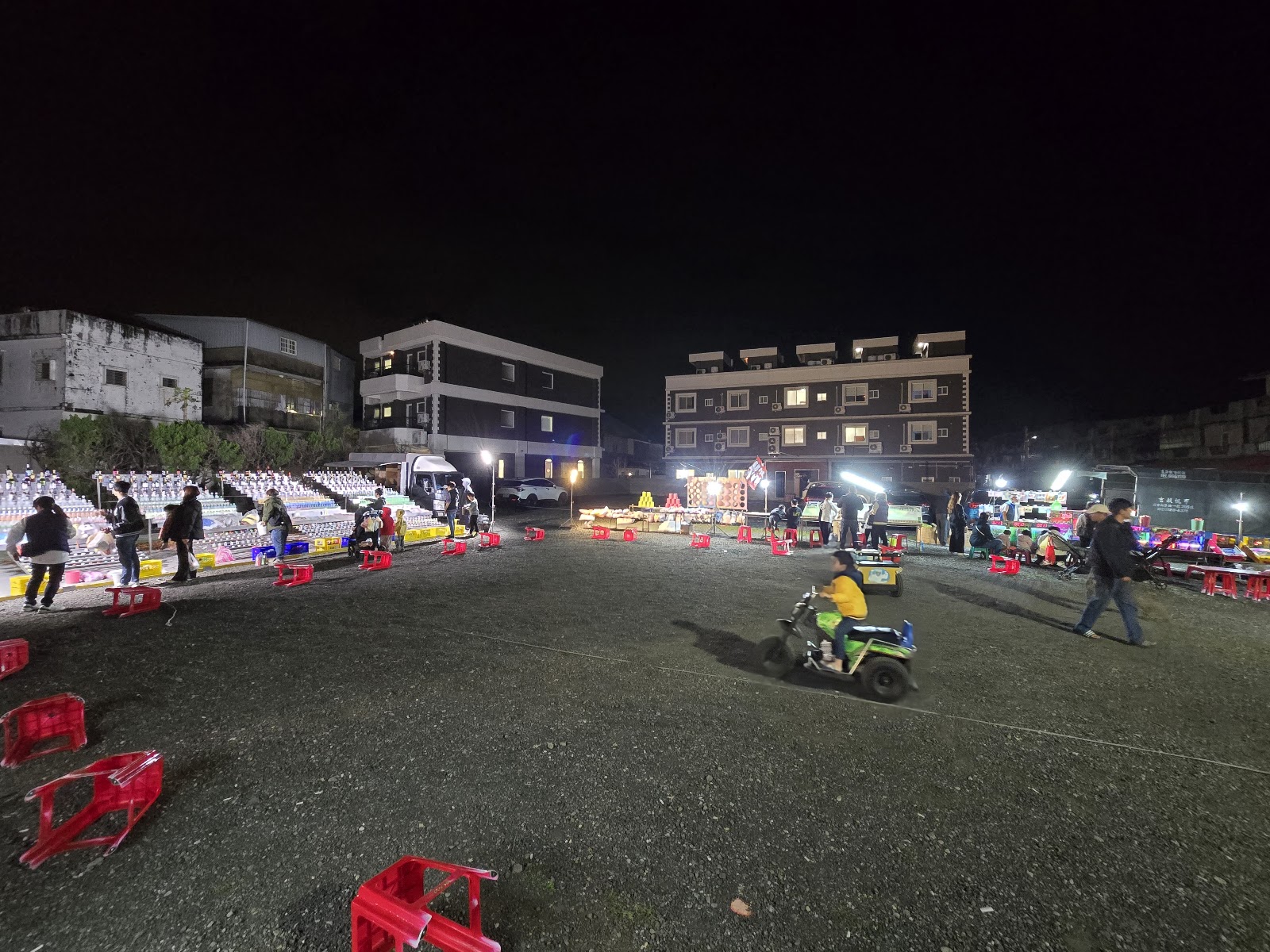 同安廟口夜市兒童電動車騎乘區與攤位夜間燈光
