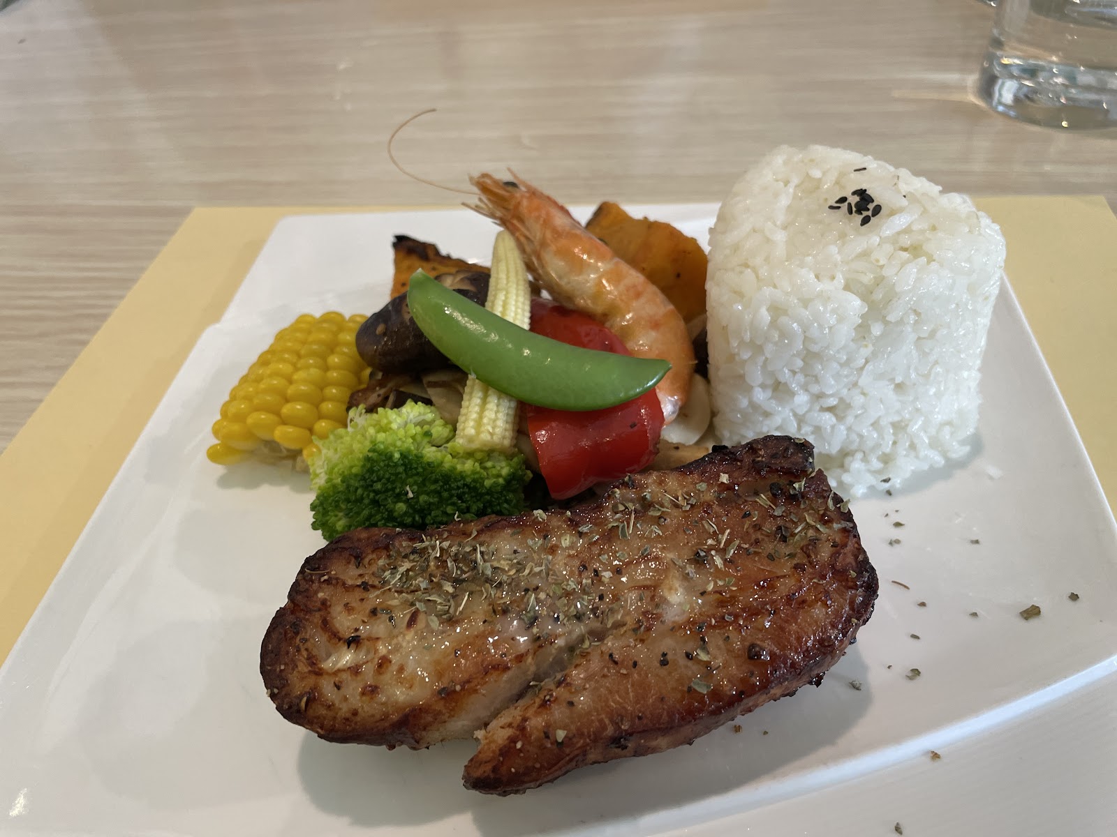 敲敲話咖啡美食香酥松阪豬排餐特寫,佐烤時蔬與白飯