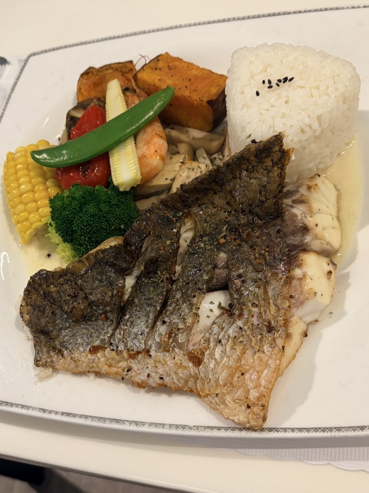 敲敲話咖啡美食香煎魚排套餐特寫,附時蔬與白飯