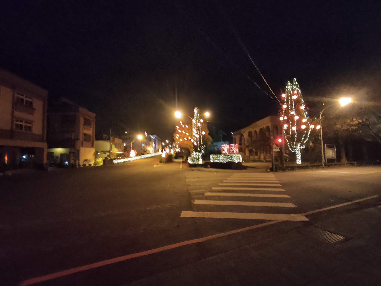 壯圍鄉公所前夜間街景，樹木纏繞紅燈籠與聖誕樹造型燈