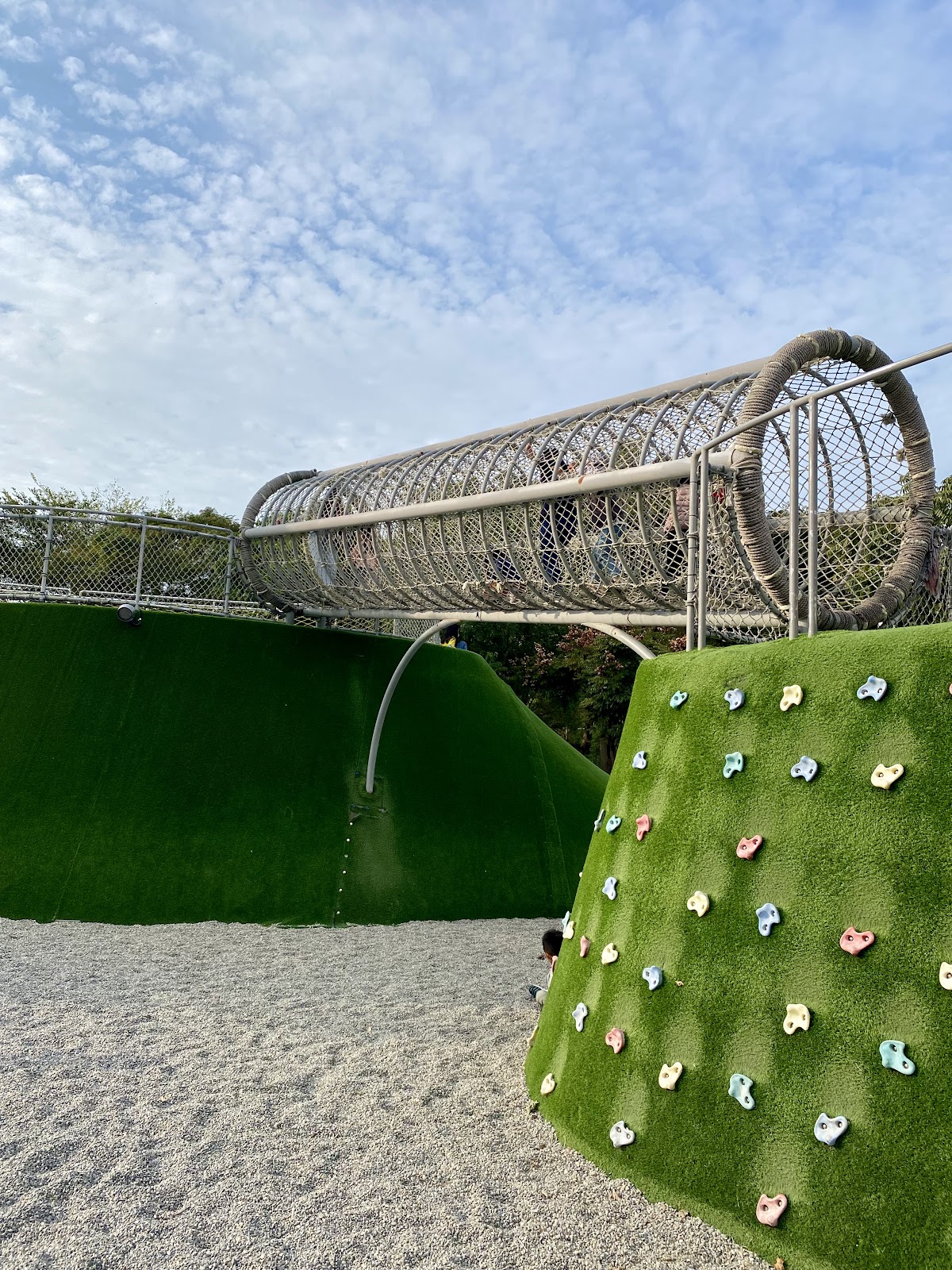 AI智慧園區公園圓筒隧道攀爬網