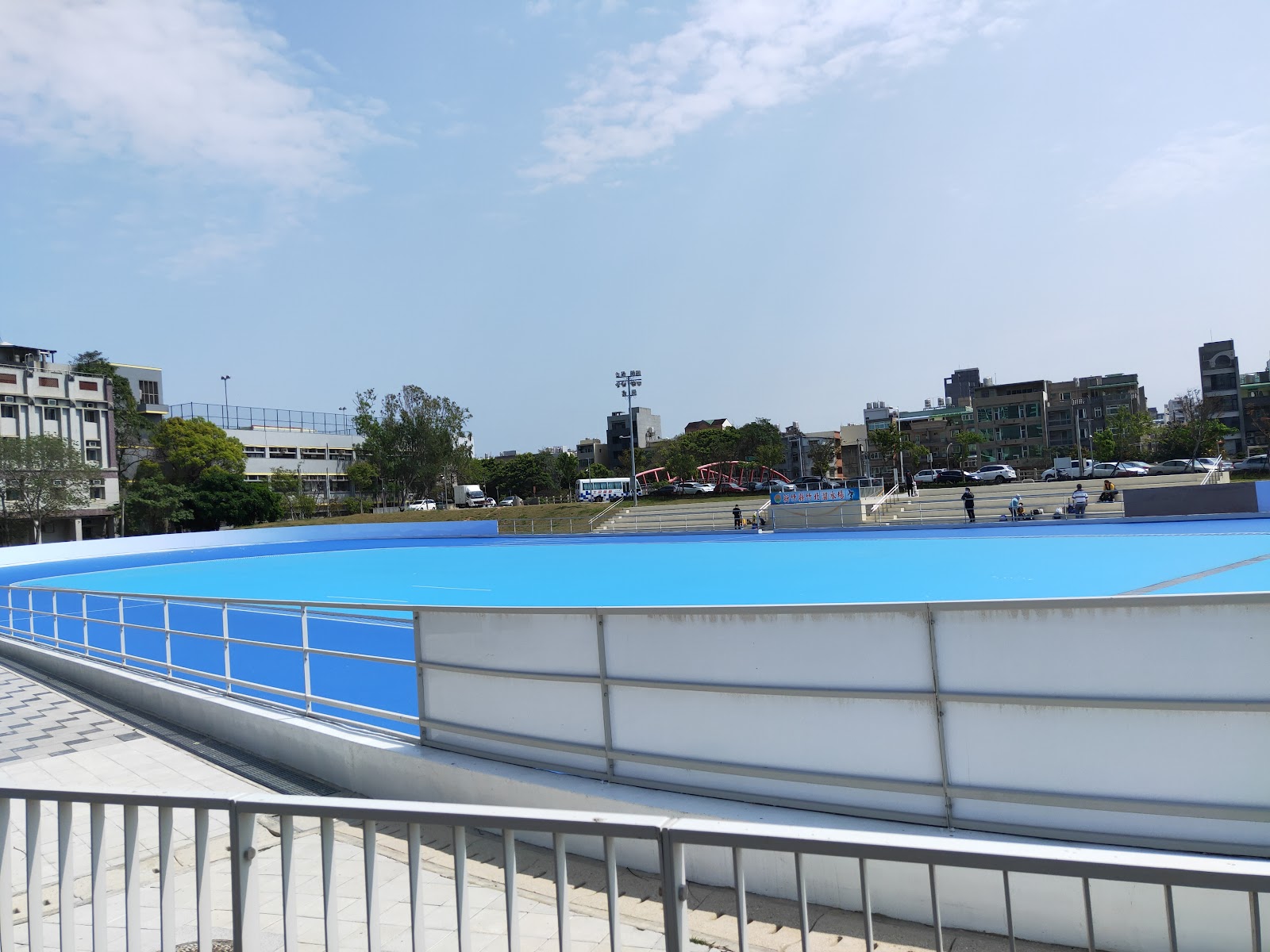 竹北華興公園大型藍色直排輪溜冰賽道