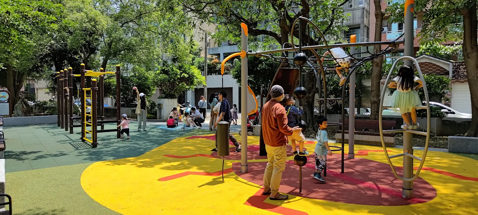 搖擺的甲蟲公園彩色攀爬遊戲場