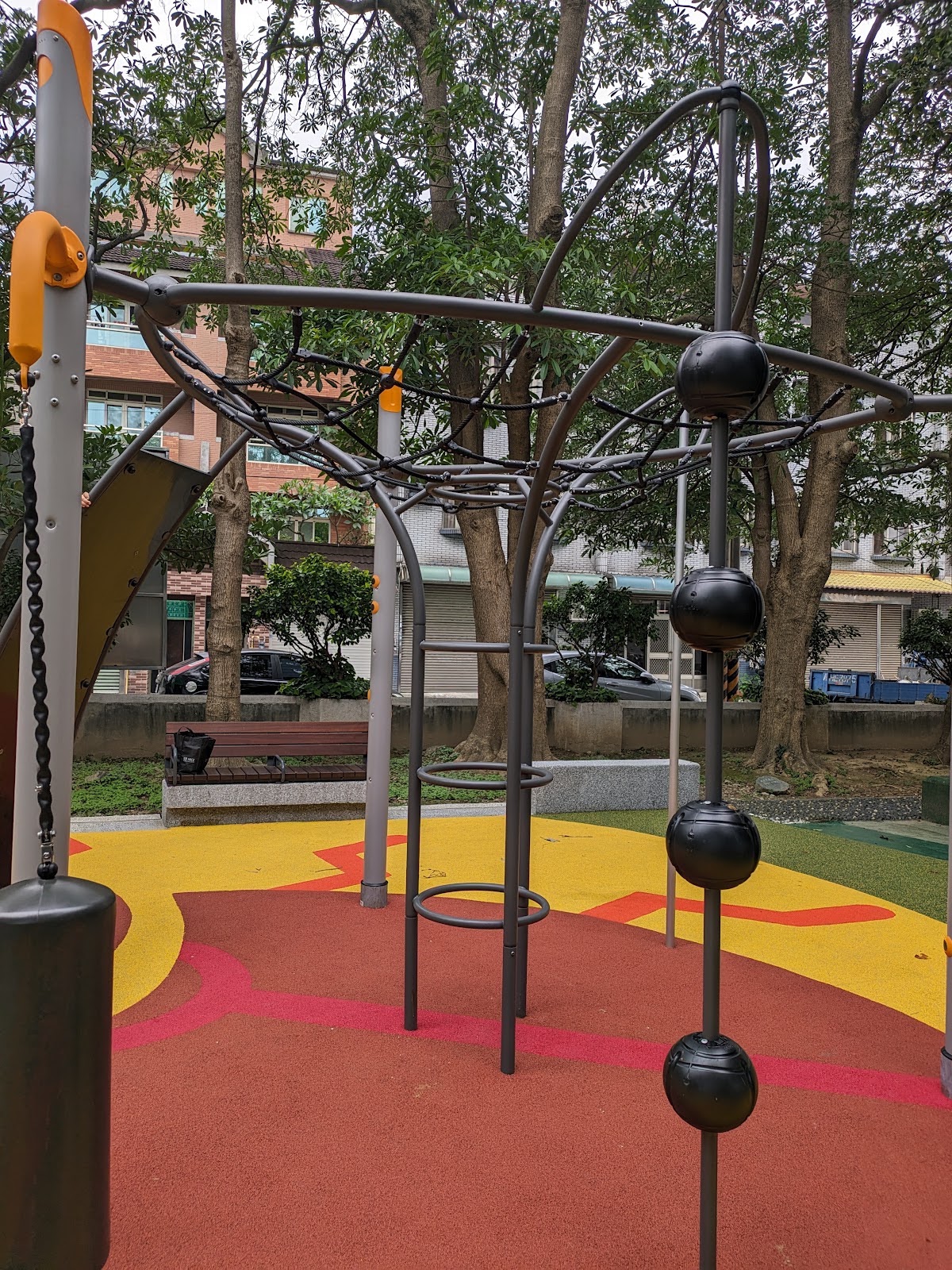 搖擺的甲蟲公園攀爬架與懸吊圓球設施特寫