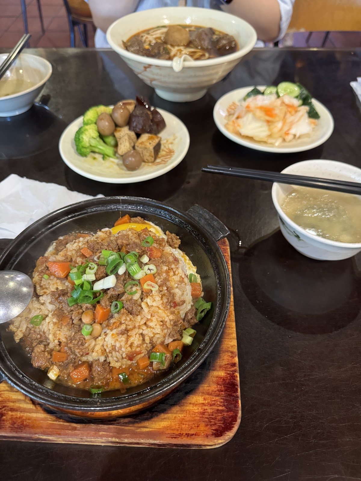 文化城牛肉麵招牌石鍋蓋飯套餐