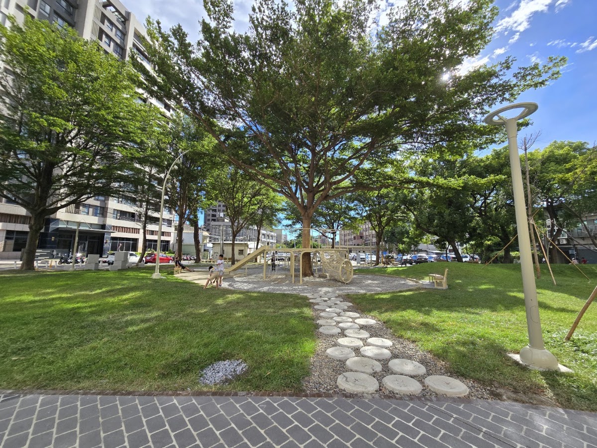 竹北樹網公園攀爬網圍繞大樹