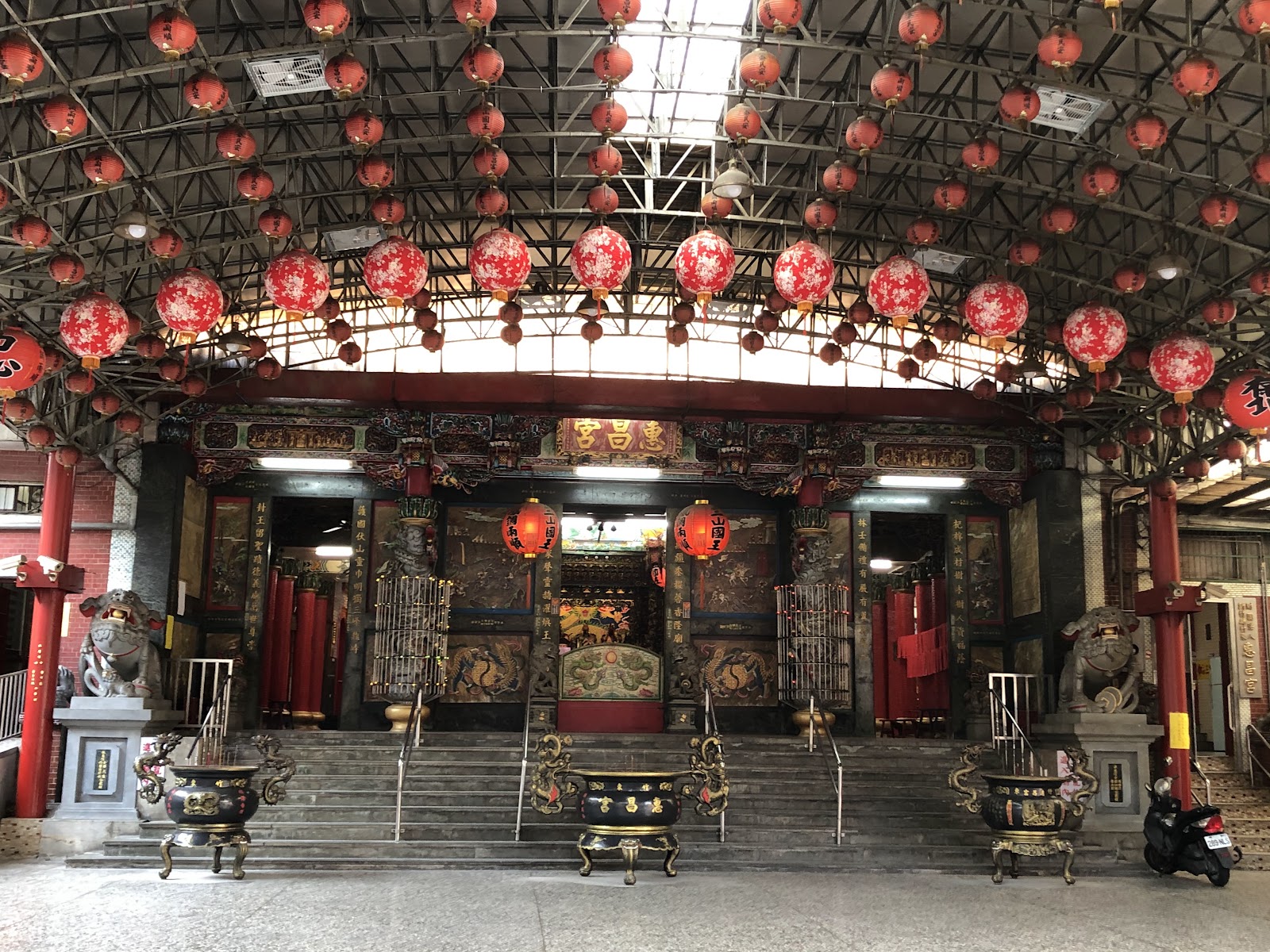 竹東惠昌宮廟埕滿滿紅色燈籠懸掛天棚之下，氣勢恢弘