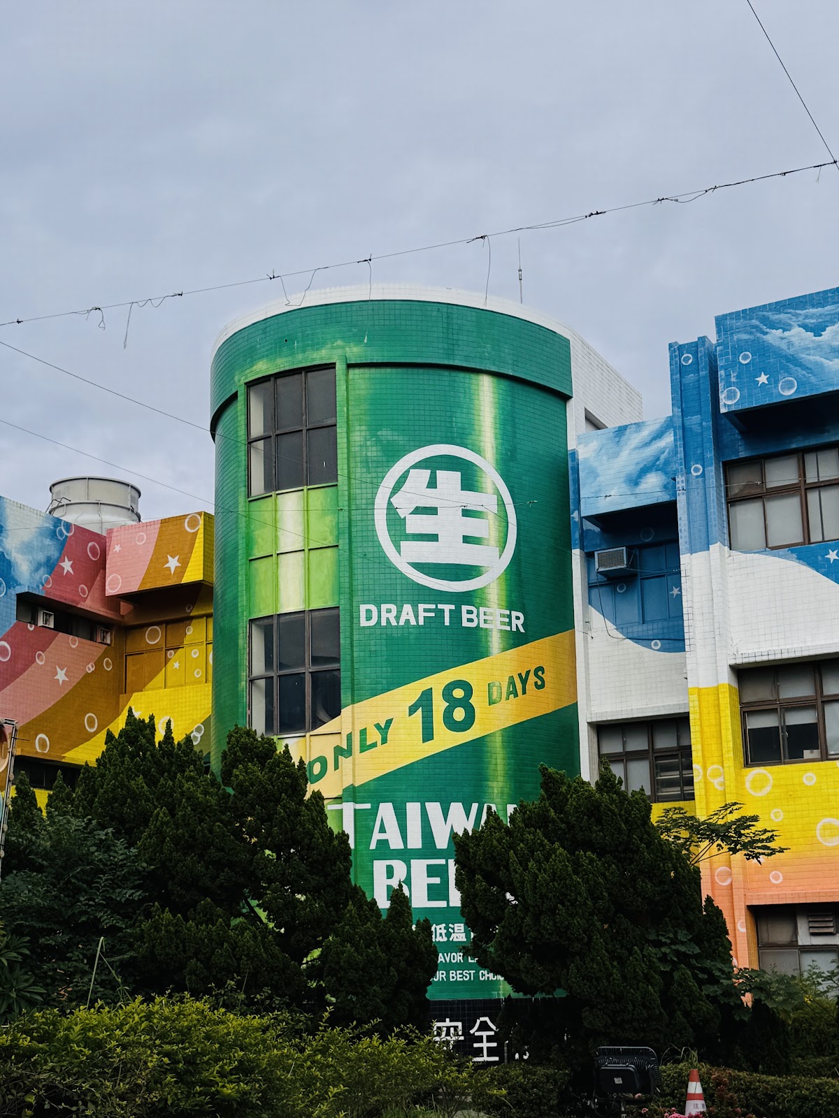 高達數層樓的台灣啤酒巨型酒瓶造型地標，近拍更有臨場感－台灣菸酒股份有限公司 竹南啤酒廠