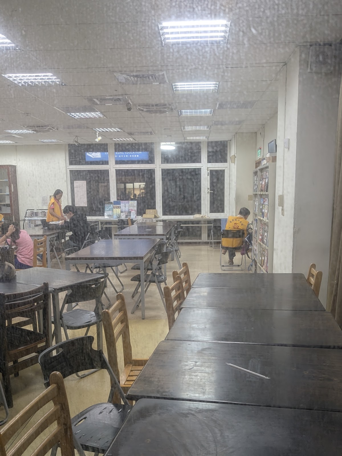 竹南鎮立圖書館自修室一隅，鄰近竹南高中是學子夜讀熱點－苗栗縣竹南鎮立圖書館
