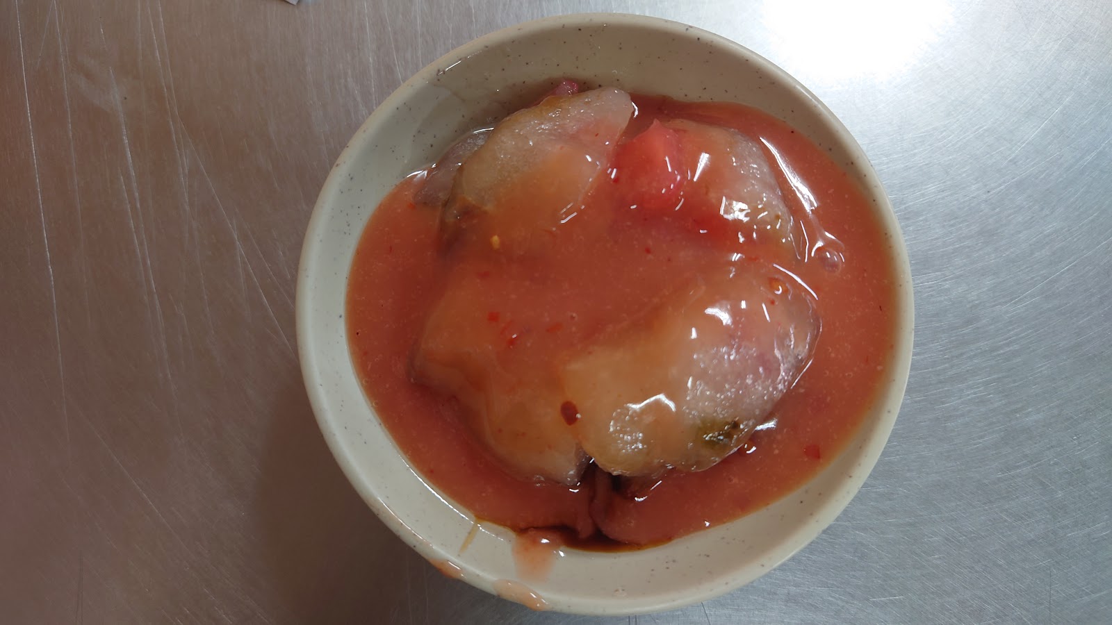 俯拍視角的紅糟肉圓，淋上特製甜辣醬汁－洪記中港肉圓