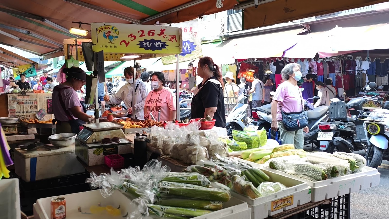 竹南第二市場外圍路邊攤販新鮮蔬果