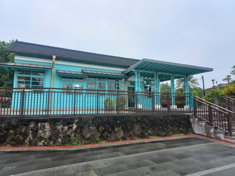 竹崎車站Tiffany藍百年木造建築正面全景