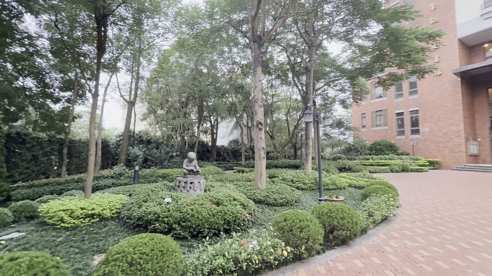 圖書館庭園讀書石像 欣榮紀念圖書館庭園讀書石像