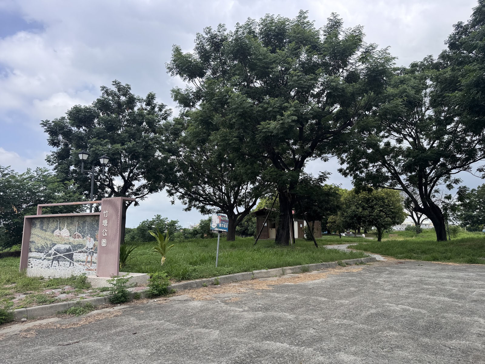 竹塘公園林蔭步道與休憩座椅
