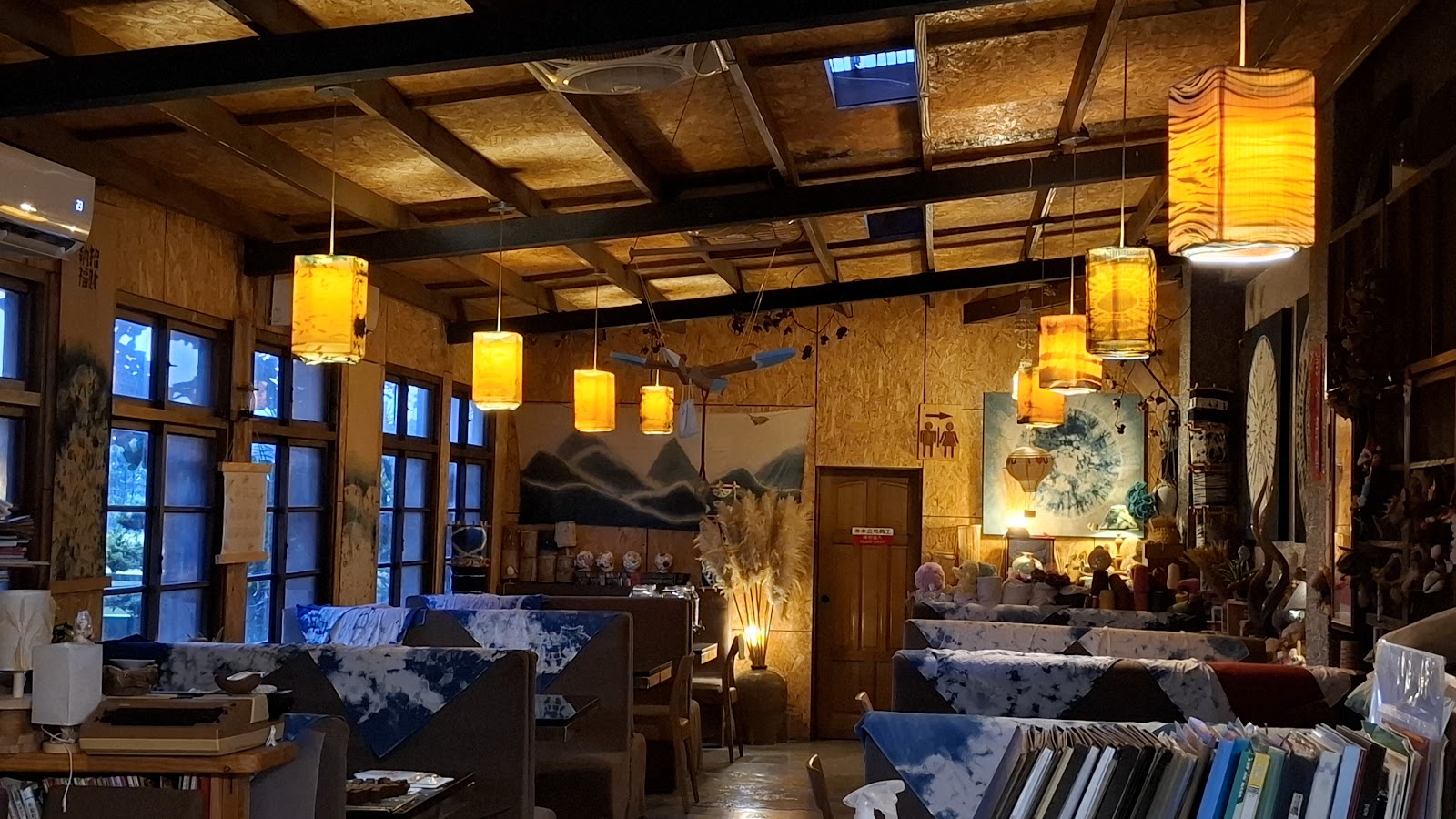一口木子生活美學工坊木質樑柱室內用餐空間