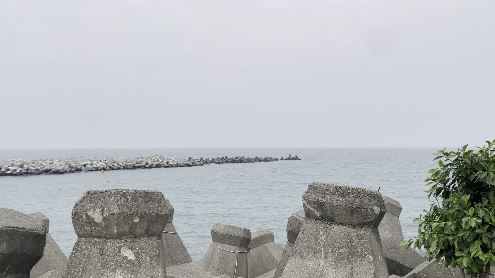 赤崁海濱消波塊與寧靜海岸線