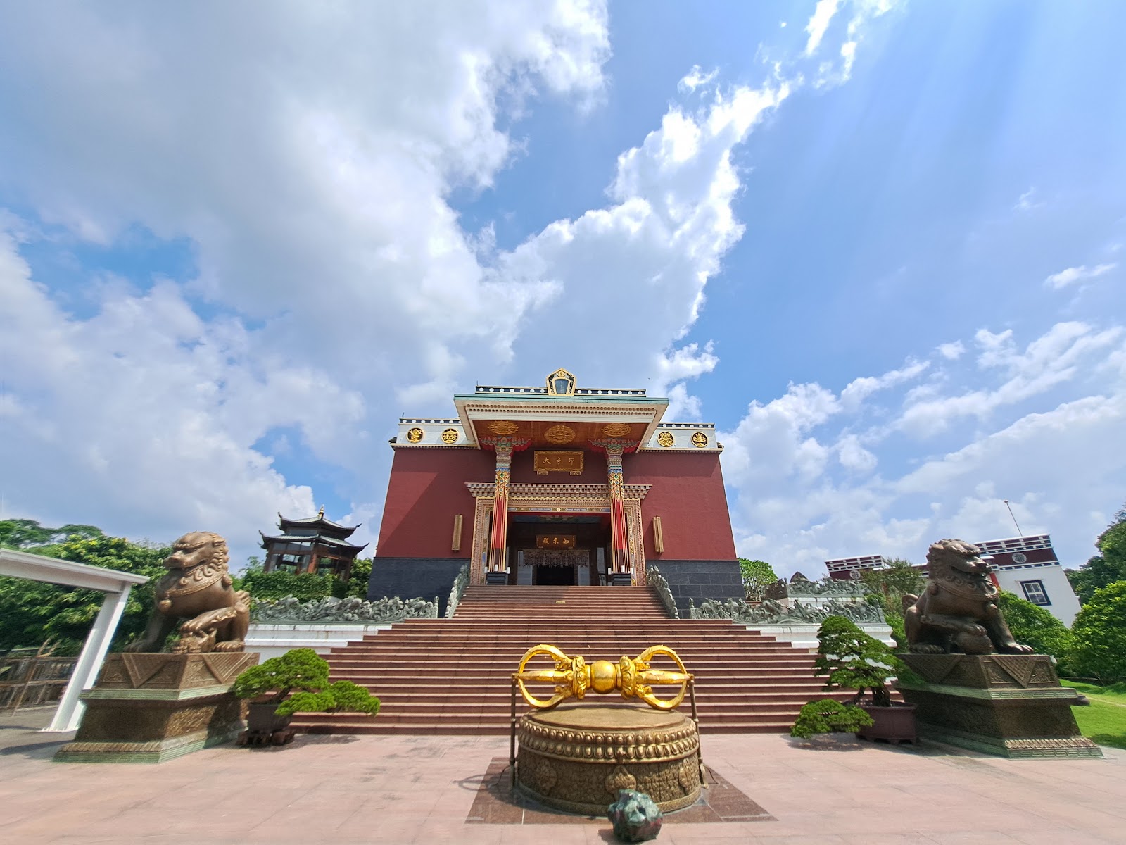 台南左鎮噶瑪噶居寺如來殿紅金藏式建築正面