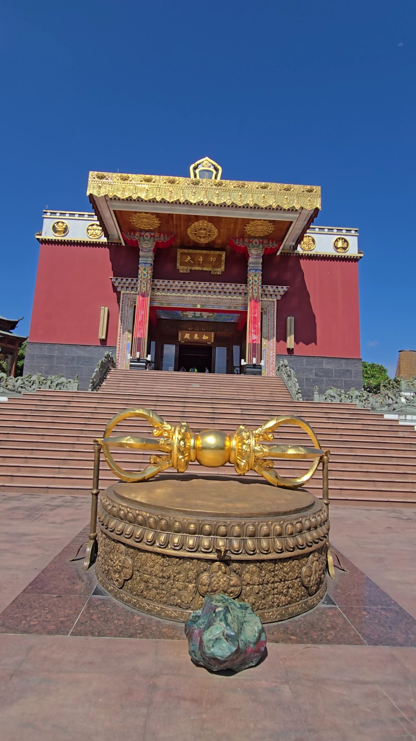台南左鎮噶瑪噶居寺金色法器與如來殿階梯近景