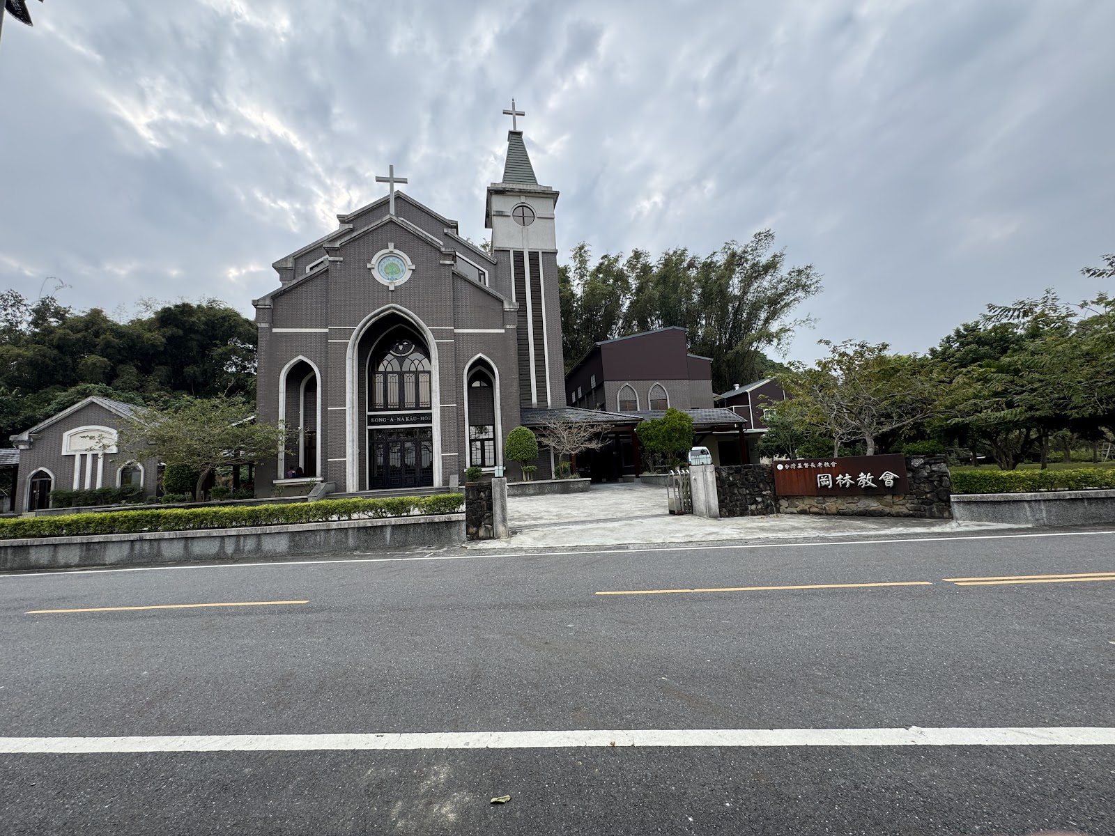 台南左鎮岡林教會哥德式正立面與鐘樓