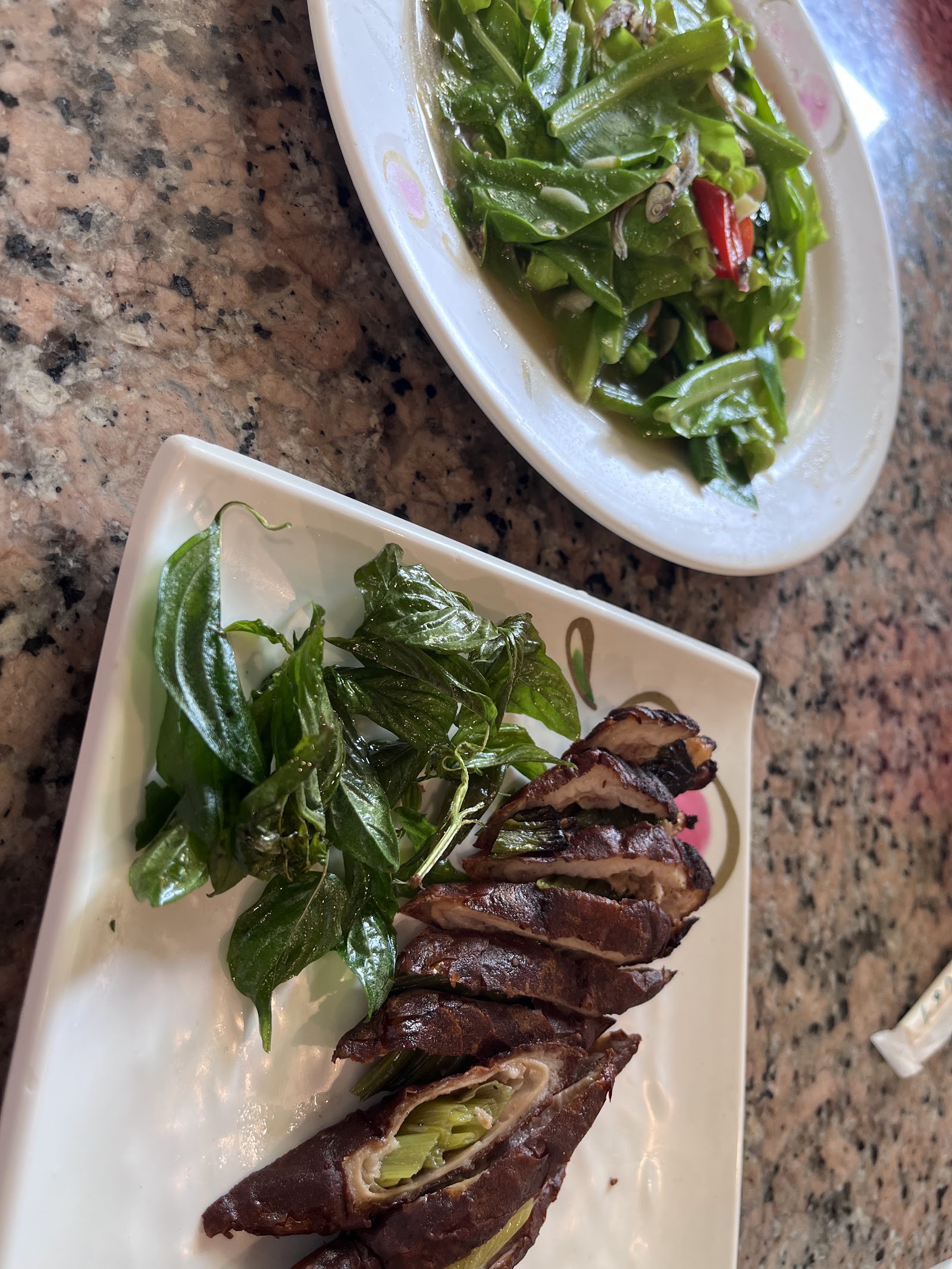 台南左鎮平埔族美食招牌蒜頭烤雞切片佐九層塔